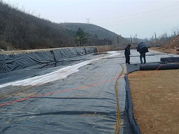 鱼塘土工膜图片第3张 鱼塘土工膜施工现场图片