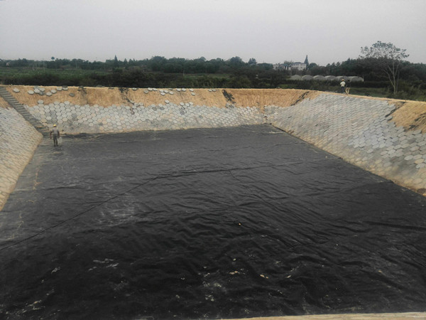 水池防渗膜图片第2张 湖南怀化灌溉用蓄水池:2500平0.7mm全新料土工膜